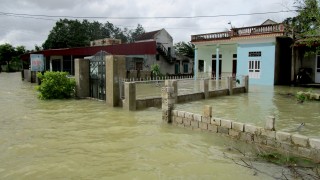 Десетки загинали и изчезнали след тежки наводнения и свлачища във Виетнам