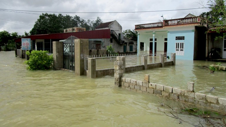 Десетки загинали и изчезнали след тежки наводнения и свлачища във Виетнам