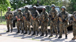 Цивилни в огневата полоса прекъснаха специалните сили в Црънча