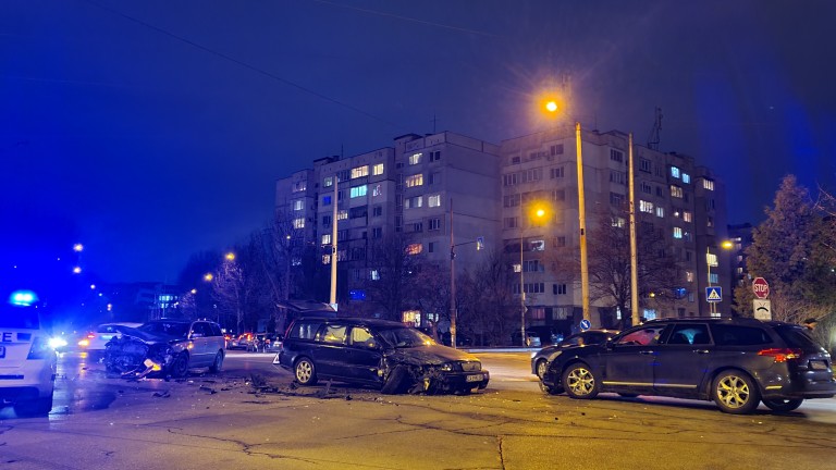 Катастрофа затвори кръстовище в София