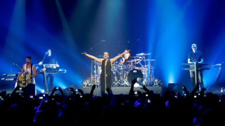 4 масажистки за вокала на DEPECHE MODE в София