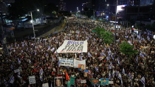 Десетки хиляди антиправителствени протестиращи демонстрираха в Тел Авив в събота