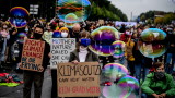  Младите деятели за климата се завърнаха по улиците в световен апел за дейности 
