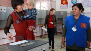 Кандидатът на социалдемократите и бивш премиер Сооронбай Жеенбеков води на проведените