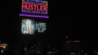 Лари Флинт издателят на списание Hustler който използва порнографската си империя и