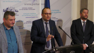 Демократична България иска смяна на КЗК