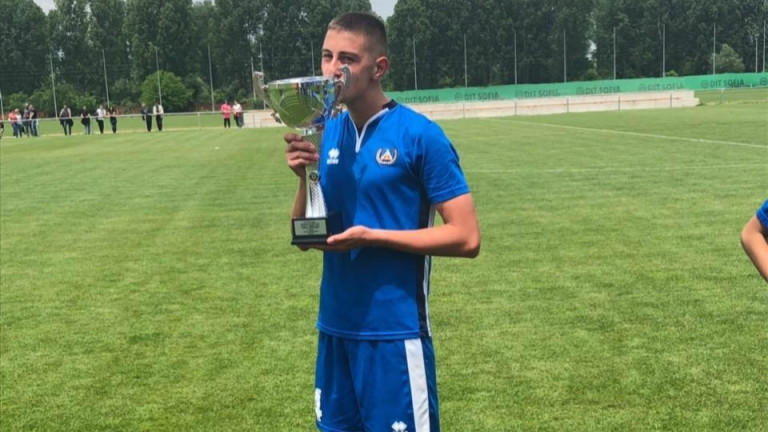 Бранителят Ефе Али ще стане играч на Локомотив (Пловдив), пише