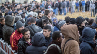 Германия може да похарчи €14 млрд. за бежанците през 2016 г. 