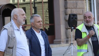Протестиращите не искат крилца, искат двете глави
