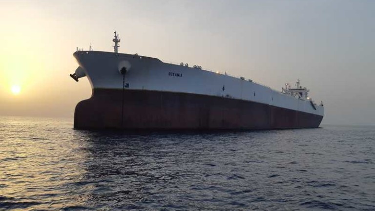 Най-големият петролен танкер пое 199 550-километрово пътуване към зона за