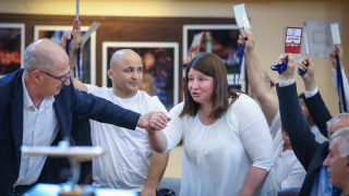 Въпреки желанието им да напуснат хората от Федерацията по борба