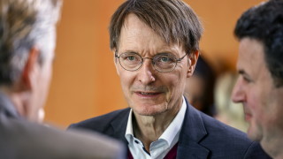 Петима души в сряда застават пред съда в Германия по