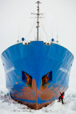 Китайският спасителен кораб също заседна в Антарктика