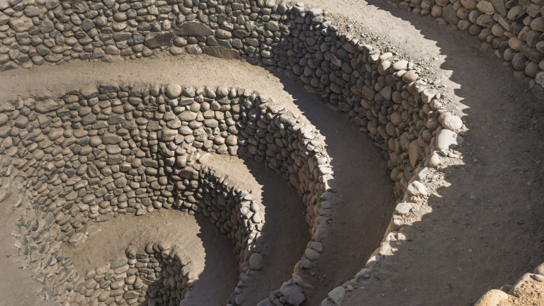 Странните спираловидни дупки са осеяни през сухите долини на южната част на Перу и от години озадачават археолозите