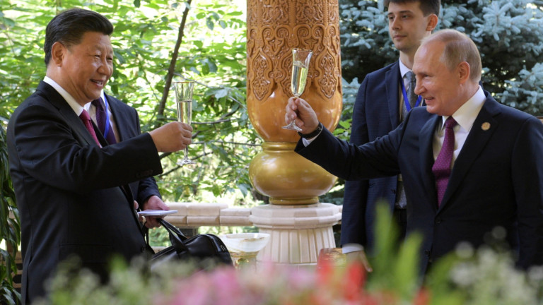 Китайският президент Си Дзинпин в телефонен разговор с руския президент