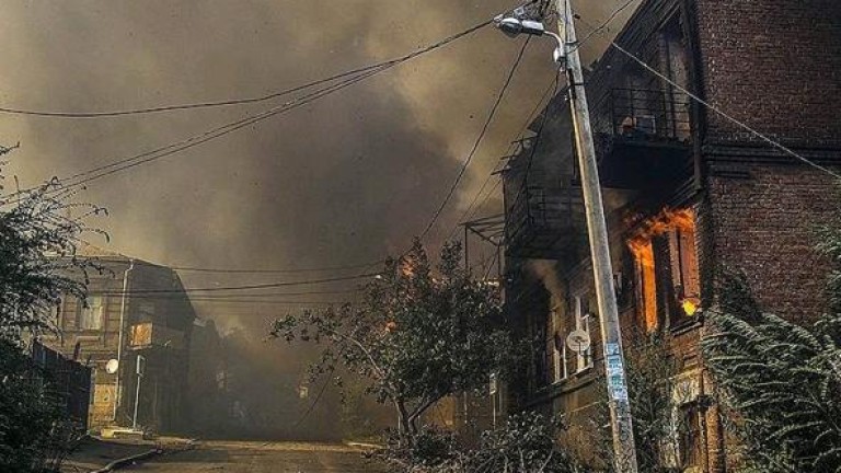 Един загинал е 58 пострадали от голям пожар в руския град Ростов на Дон