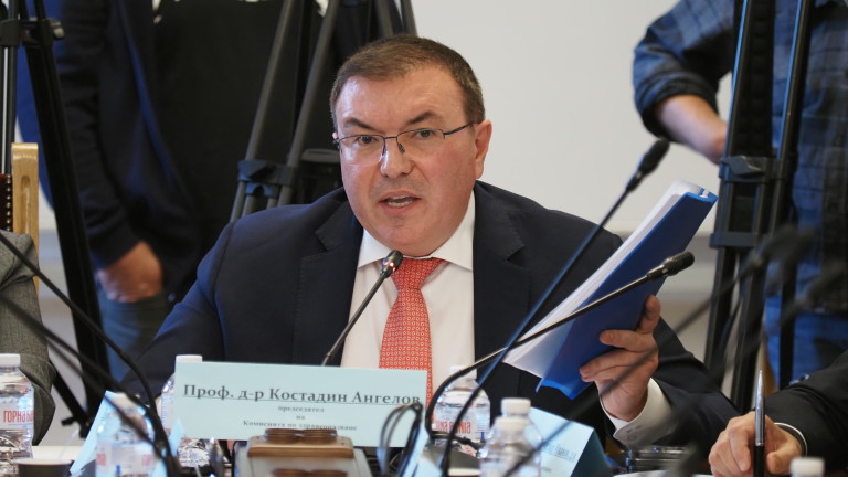 Костадин Ангелов отрече да е "консултирал" отстраняването на шефа на "Пирогов" 