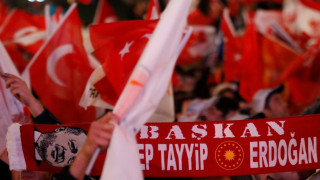 Турската полиция започна операции за да открие 33 бивши служители