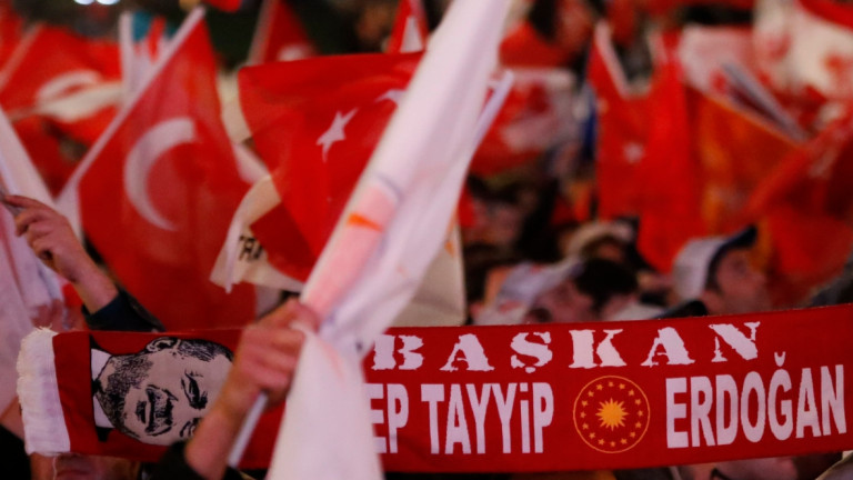 Турската полиция започна операции, за да открие 33 бивши служители