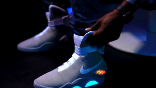 Продадоха самозавързващи се маратонки за $52 000