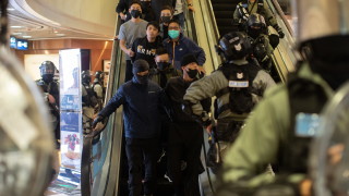 Нов уикенд на антиправителствено напрежение в Хонконг Полицията се бори