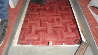 Граничен полицай откри шестима незаконни имигранти в тайник на пода