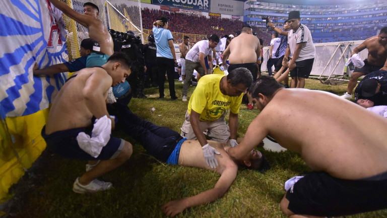 Най-малко 12 жертви на блъсканица на стадион в Ел Салвадор