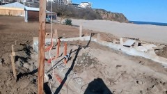 Бутат незаконния фундамент на плаж "Бутамята"