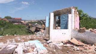В "Захарна фабрика" са съборили 25 незаконни постройки