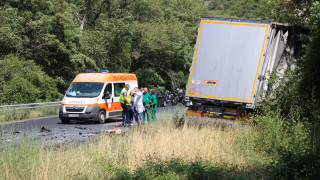 Катастрофа край София прати двама в болница
