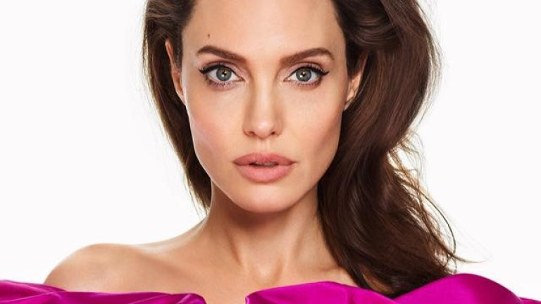 Анджелина Джоли засне една по-различна фотосесия за списание Elle. Aктрисата