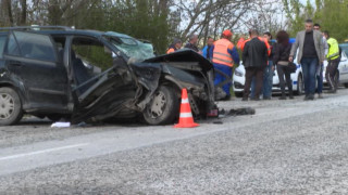 Най малко четирима души бяха ранени при катастрофа край Ново село