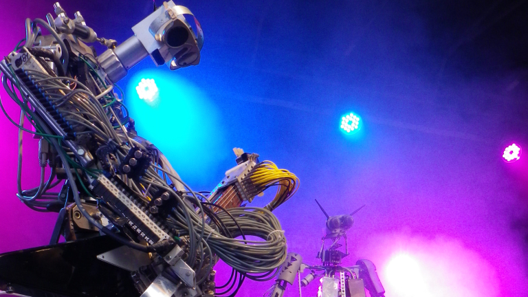 Музикална банда от роботи набира средства, за да си направи вокал