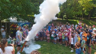 Динозавър и бял мечок се разхождаха свободно през уикенда сред