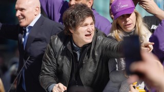 Милей бе замерян с камъни в Аржентина 