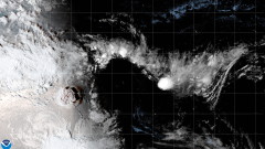 Заплахата от цунами в Тихия океан намалява, голям облак вулканичната пепел пречи на оценката на щетите