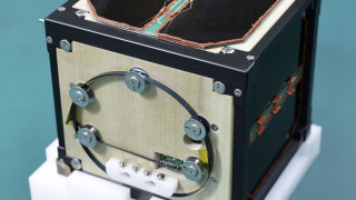 Първият в света сателит с дървени панели беше изстрелян в