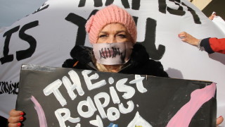 Кипърски съд наложи условна присъда на британка която излъга за