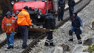 Мъж и жена са загинали след като влак е блъснал