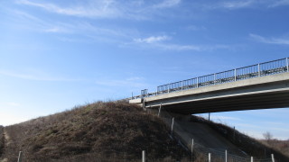 Неизвестни извършители са откраднали предпазни парапети и мантинели от три