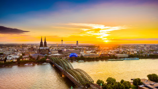 В типичен ден река Рейн в Германия е доста натоварена