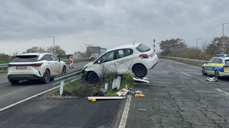 Кола яхна мантинела край Бургас