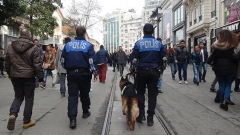 Мъж намушка 11 души в Истанбул и избяга 