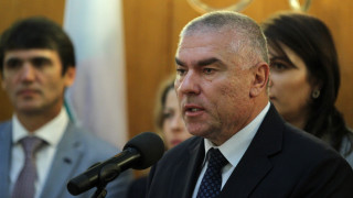 Лидерът на Воля Веселин Марешки с шампанско и бонбони зове
