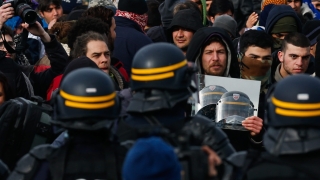 Петима германски полицаи бяха ранени при безредици в бежански център