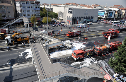 Камион срути пешеходен надлез в Истанбул 