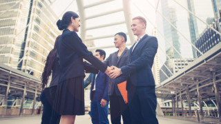 Всички познаваме човек който приковава вниманието и внушава респект още