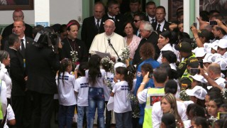 Папа Франсис в събота посети Меделин епицентър на наркобарските войни