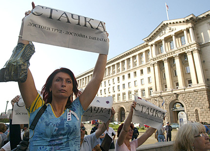 Стачката продължава