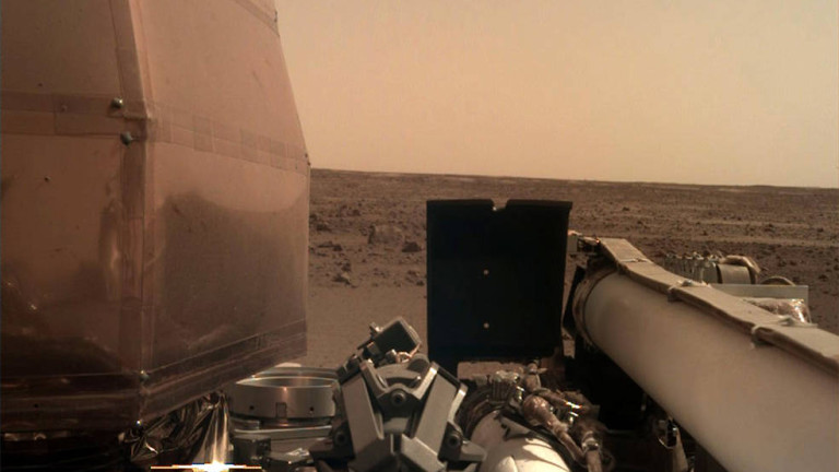 Сондата InSight кацна на Марс и изпрати първата си снимка